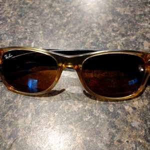 Woman's Ray bans